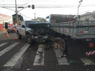 A frente da caminhonete ficou destruída (Foto: Ana Paula Chuva) 