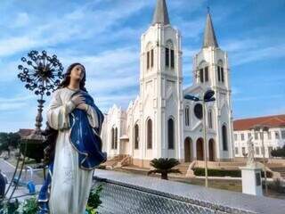 Imagem de Nossa Senhora Imaculada Conceição, padroeira da cidade, em frente à Igreja Matriz, no Centro de Aquidauana (Foto: Arquivo/Campo Grande News)