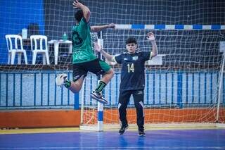 Atleta fazendo gol no handebol masculino dos Jogos Escolares (Foto: Divulgação/Coollab Fotografia Esportiva)