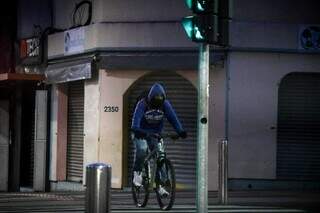 Ciclista precisou usar gorro e máscara para se proteger do frio (Foto: Henrique Kawaminami)