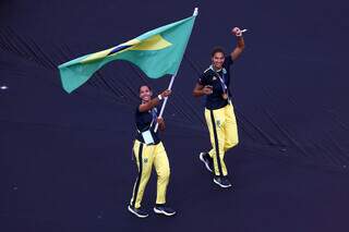 Medalhistas de ouro, Duda e Ana Patrícia do vôlei de praia carregaram a bandeira do Brasil na cerimônia de encerramento (Foto: Alexandre Loureiro/COB)