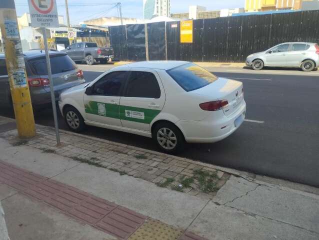 Carro do Detran &eacute; flagrado estacionado em vaga exclusiva de motos