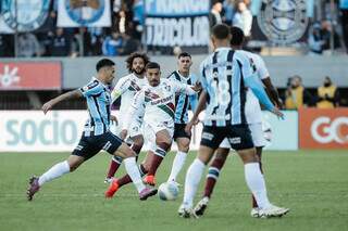 Disputa de bola em jogo entre os tricolores pelo Brasileirão (Foto: Lucas Merçon/FFC)