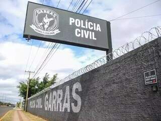 Placa na entrada da Garras onde o caso foi registrado (Foto: Arquivo | Campo Grande News)