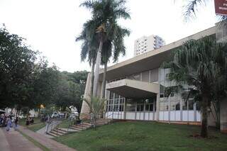 Fachada do Teatro do Paço José Octávio Guizzo, na Avenida Afonso Pena, em Campo Grande (Foto: Paulo Francis)