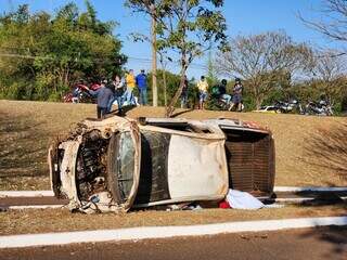 O carro ficou completamente destruído após o acidente (Foto: Geniffer Valeriano) 