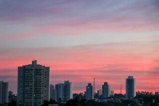 Céu de Campo Grande com algumas nuvens nesta manhã (Foto: Henrique Kawaminami)