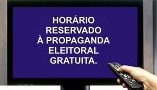 Telespectador aponta controle para televisão durante anúncio de horário reservado à propaganda eleitoral gratuita (Foto: Arquivo/Agência Brasil) 