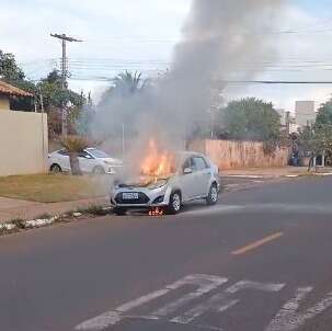 V&iacute;deo: inc&ecirc;ndio toma conta de ve&iacute;culo e chama aten&ccedil;&atilde;o dos motoristas