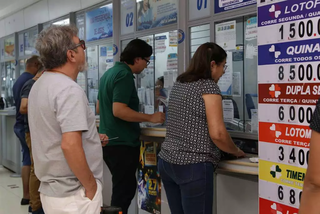 Apostadores registram &#34;fezinha&#34; em agência lotéria da Caixa. (Foto: Paulo Francis/Arquivo Campo Grande News)