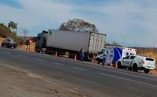 O caminhão chamou atenção de motoristas que passavam pela região (Foto: Direto das Ruas)  