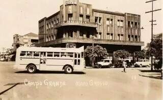 Cartão Postal com ônibus coletivo no Centro. (Foto: Reprodução/Campo Grande Anos Dourados)