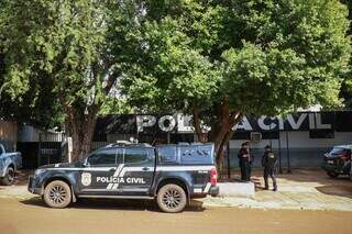 Movimentação de policiais do Gaeco em frente à delegacia de Polícia Civil do município (Foto: Henrique Kawaminami) 