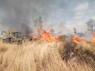 No início deste mês: veículo do Exército abrindo faixa sem vegetação para conter incêndio no Pantanal de Aquidauana (Foto: Divulgação/Exército)