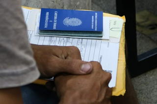 Candidato aguarda por atendimento em balcão de empregos com posse dos documentos pessoais e carteira de trabalho. (Foto: Marcos Maluf/Arquivo Campo Grande News)