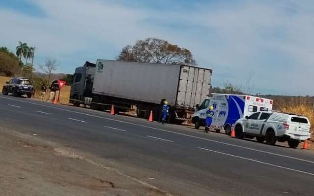 Na cabine do caminh&atilde;o, corpo de motorista &eacute; encontrado com tiro na cabe&ccedil;a 