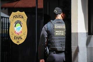 Policial do Gaeco na Delegacia de Terenos durante a operação (Foto: Henrique Kawaminami)