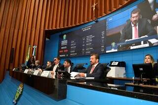 Mesa Diretoria durante sessão ordinária da Assembleia Legislativa nesta terça-feira (13) (Foto: Reprodução)