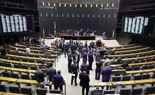 Parlamentares acompanham sessão legislativa no Plenário da Câmara dos Deputados. (Foto: Mário Agra)