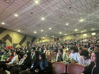 Alunos da REE ocuparam Teatro Glauce Rocha na conclusão do curso. (Foto: Jéssica Fernandes)