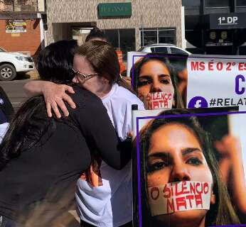 Mãe protesta para pedir reabertura de inquérito sobre morte de filha e neto 