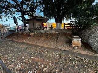 Desbarrancamento estava colocando em risco quiosques próximo a ferroviária (Foto: Prefeitura de Miranda)