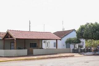 Primeira casa, onde funcionaria a empreiteira (Foto: Henrique Kawaminami)