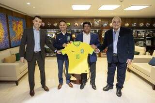 Francisco Cezário (primeiro da direita para esqueda) ao lado de Ednaldo Rodrigues em fevereiro na sede da CBF ((Foto: Lesley Ribeiro/CBF)