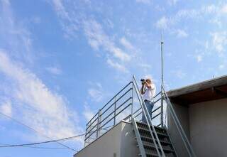 Celso levou estrutura para casa; ideia é ficar acima dos fios. (Foto: Osmar Veiga)