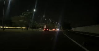 Trecho da Avenida Lúdio Martins Coelho  com iluminação fraca (Foto: Direto das Ruas)