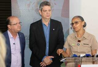 Vice-governador Barbosinha (PP); secretária-geral da Presidência da República, Márcio Macêdo e a ministra do Meio Ambiente, Marina Silva (Foto: Osmar Veiga)