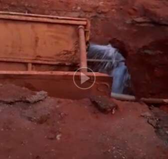 Obra estoura cano e deixa moradores presos em casa, com terra até o portão