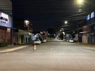 Cabo de telefonia ficou suspenso na Rua 14 de Julho, região central de Campo Grande. (Foto: Direto das Ruas)