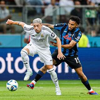 Volante sul-mato-grossense marcando Federico Valverde, do Real Madrid (Foto: Divulgação/Real Madrid)  