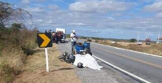 Corpo do policial ao lado da motocicleta no dia em que foi executado (Foto: Portal 40 Graus)