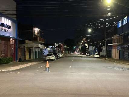 Furto de fiação deixa cabo de telefonia suspenso na Rua 14 de Julho