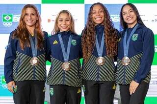 Jade Barbosa, Flavia Saraiva, Lorrane Oliveira e Julia Soares, medalhistas da ginástica na festa de encerramento das Olímpiadas do Time Brasil (Foto: Léo Barrilari/COB) 