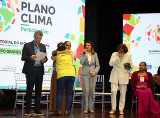 Brigadista voluntária Vera Lúcia abraça a ministra Marina Silva em evento sobre mudanças climáticas, na Capital (Foto: Osmar Veiga)