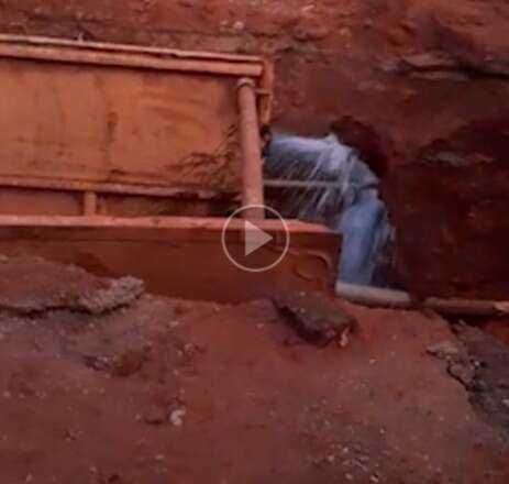 Obra estoura cano e deixa moradores presos em casa, com terra at&eacute; o port&atilde;o