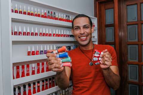  Robson é manicure que ama fofocar com as clientes longe do preconceito