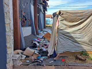 Barraco montado em calçada acumula lixo e incomoda vizinhança. (Foto: Reprodução do processo)