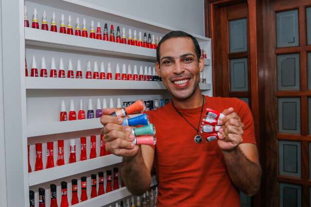  Robson &eacute; manicure que ama fofocar com as clientes longe do preconceito