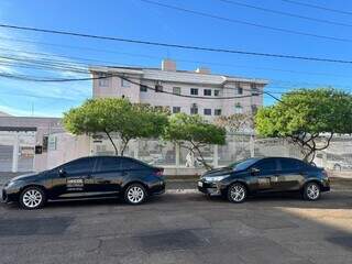 Viaturas do Gecoc e Gaeco durante cumprimento de mandadosda operação Velatus. (Foto: MPMS)