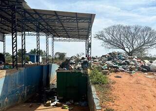 Acúmulo de lixo na Estação de Transbordo de Santa Rita do Pardo (Foto: Direto das Ruas)