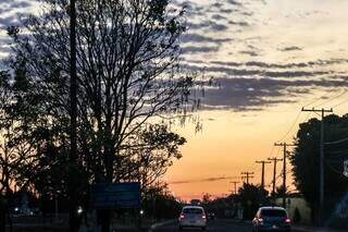 Céu com poucas nuvens visto da Avenida João Arinos, leste de Capital (Foto: Henrique Kawaminami)