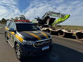 Escavadeira sobre caminhão-prancha; máquina foi apreendida em Caarapó (Foto: Divulgação)