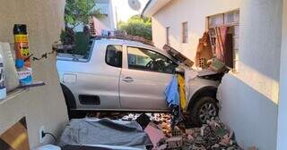 Veículo parado dentro de imóvel e muro destruído. (Foto: Fátima em Dia)