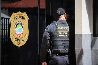 Policial do Gaeco na Delegacia de Terenos durante a operação. (Foto: Henrique Kawaminami)