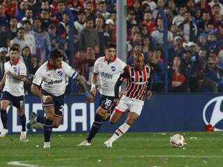 Jogadores disputam a posse da bola no gramado do Estádio Gran Parque Central, em Montevidéu. (Foto: Rubens Chiri/São Paulo)