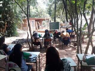 Moradores da Aldeia Te&#39;yikue durante aula debaixo de árvores (Foto: Direto das Ruas)